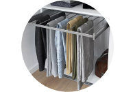 Portant de pantalon tiré dans un dressing