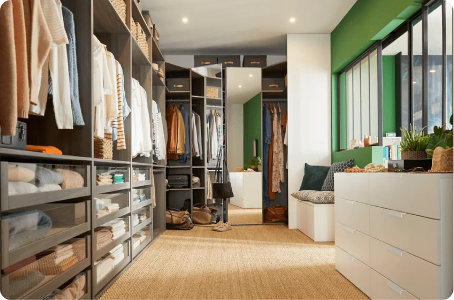 Dressing d'angle marron dans pièce avec verrière
