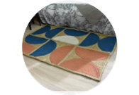 Tapis graphique représentant des sabliers colorés