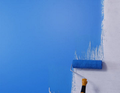 Terminez en appliquant une nouvelle couche de peinture sur le mur, fine, en guise de finition.