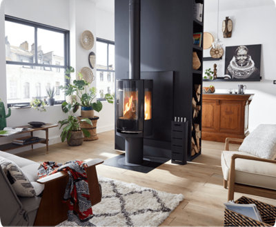 Poêle à bois noir chauffant un salon d'appartement