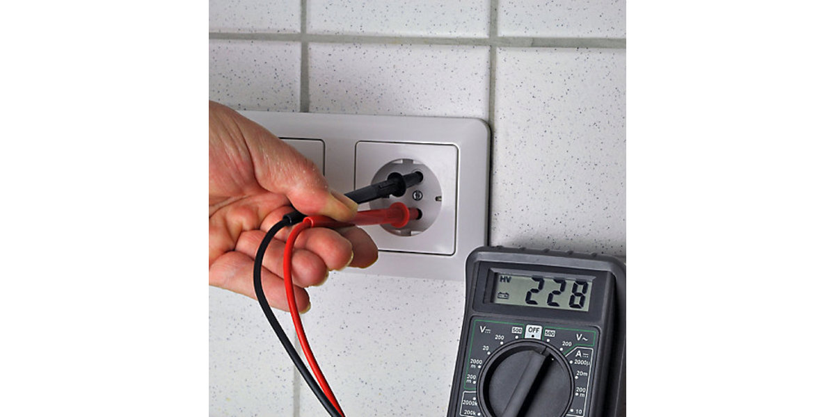 ремонтирует выключатель. монтаж розеток. электрика. монтаж розеток в гипсокартон. монтаж выключателя.