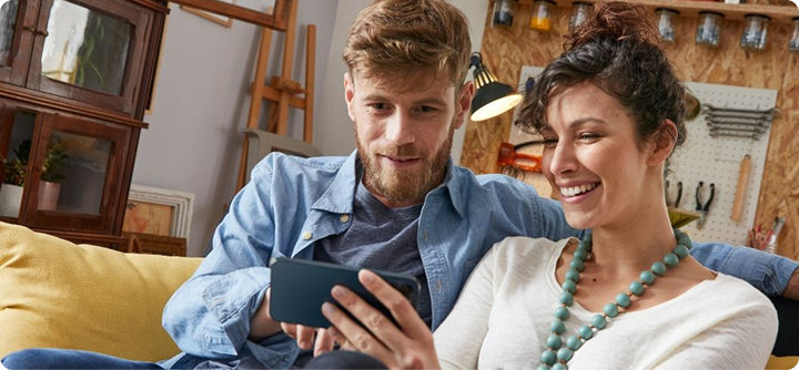 2 personnes tenant un smartphone