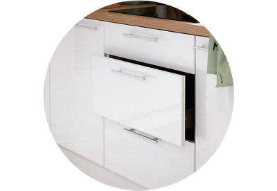 Meuble de cuisine blanc avec tiroir ouvert