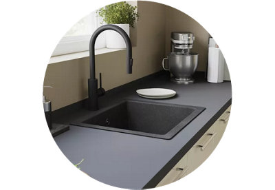 Robinet de cuisine noir posé sur un évier noir