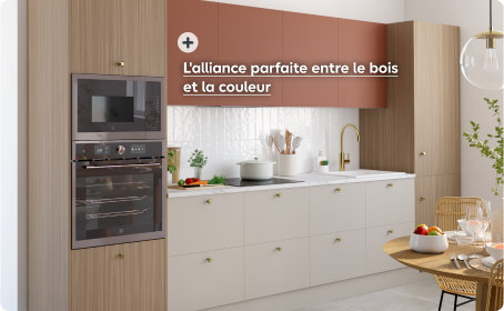 Cuisine mixant des façades bois, crème et terracotta