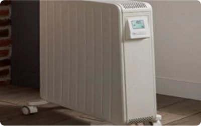 Un radiateur d'appoint blanc posé dans un salon