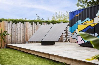 Panneau solaire Plug & Play installé sur une terrasse