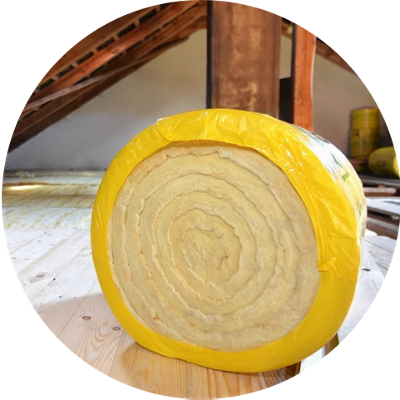 Rouleau d'isolant dans un grenier