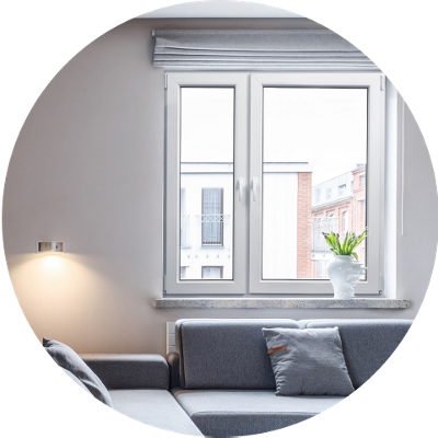 Fenêtre à encadrement blanc dans un salon