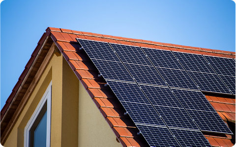 Image de panneaux solaires sur un toit