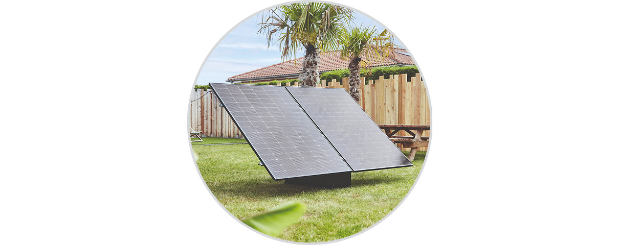Panneau solaire noir installé dans un jardin