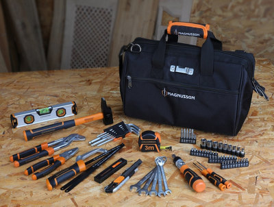 Un sac à outils avec des outils posés à côté