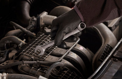 Clé micte sur un moteur de voiture