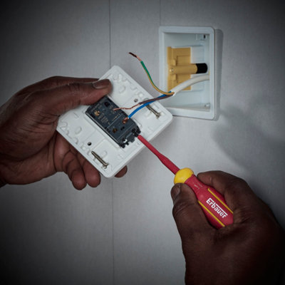 Installation d'une prise avec un tournevis