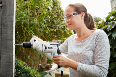 Une femme utilise un perforateur