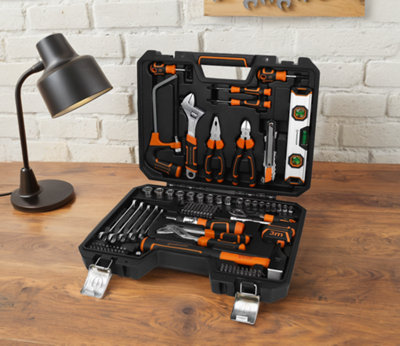 Mallette à outils sur un bureau