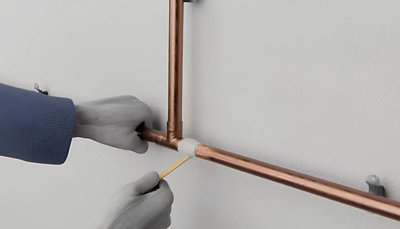 Utiliser la soudure à froid pour colmater une fuite