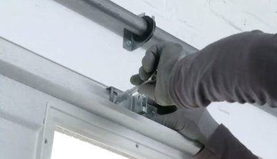 Vissage de l'attache sur la porte