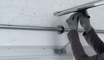 Fixation du bras sur l'attache de la porte