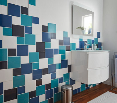 Salle de bain blanche avec un carrelage géométrique aux nuances de bleu