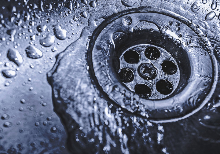 Eau qui coule dans l'évacuation de l'évier