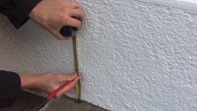 Tracez ensuite un repère sur votre mur pour définir la hauteur de la dalle.​