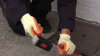 Pour retirer l’actuelle protection d’accès au regard, servez-vous d’un marteau et d’un burin. ​