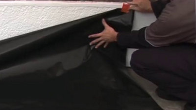 Fixez le polyane en laissant un débord tout autour.​