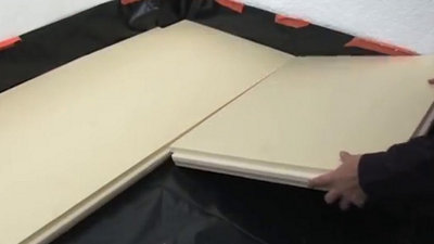 Posez ensuite des plaques de polystyrène extrudé afin d’isoler la dalle. ​