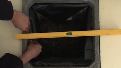 Mettez la rehausse à la bonne hauteur en utilisant des petites cales de bois et un niveau à bulle. ​