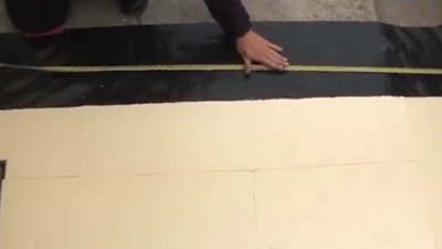 Mesurez la largeur de votre dalle afin de découper votre planche de coffrage en bois.
