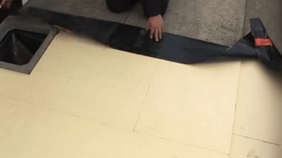 Repliez le polyane sur les panneaux. ​