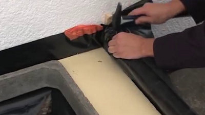 Rabattez le polyane sur la planche de coffrage et fixez-le avec des clous afin d’éviter qu’il ne bouge pendant le gâchage.​