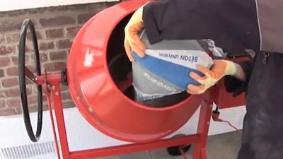 Versez vos deux sacs de béton dans la bétonnière et ajoutez le sac de fibre pour consolider l’ensemble.​