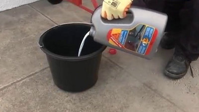 Dans un seau, ajoutez l’adjuvant à l’eau. Pour le dosage, suivez bien les quantités indiquées sur le mode d’emploi.​