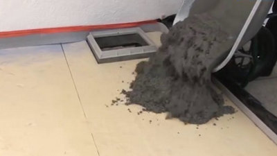 Déchargez la brouette sur les plaques par l’avant.​