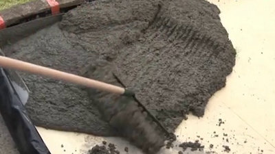 Déchargez plusieurs brouettes et étalez le béton à l’aide d’un râteau. ​