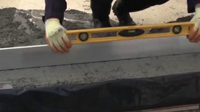 Une fois cela terminé, chaussez des bottes en caoutchouc pour vous déplacer facilement dans le béton frais. ​