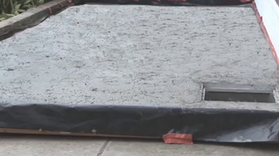 Lorsque la quantité de béton est suffisante, lissez au bord de la dalle à la truelle et retirez l’excédent. ​