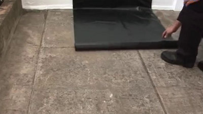Déroulez le film polyane sur la longueur souhaitée et laissez un débord de chaque côté. ​