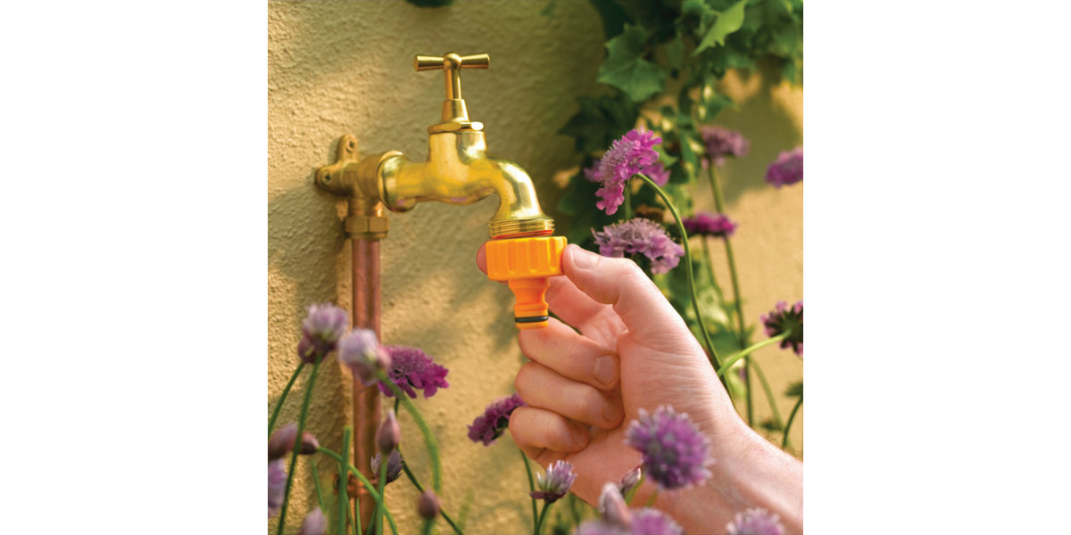 Un robinet de jardin beau et pratique