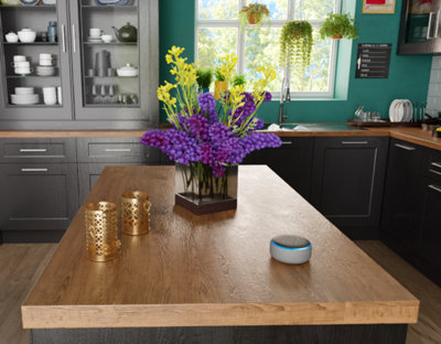 Table de cuisine en bois avec un joli bouquet de fleurs dans un vase
