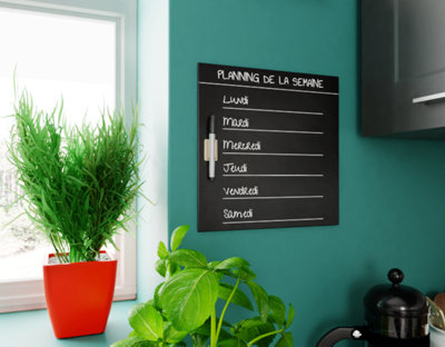 Un tableau noir avec une liste de choses à faire chaque jour accroché dans une cuisine