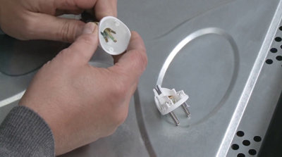 Glissez le capuchon de la fiche électrique autour du câble du four