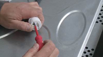 Replacez ensuite le capuchon de la fiche électrique et vissez la vis de maintien