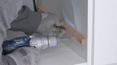 Une fois cela fait, vissez-les à l’intérieur du caisson, en dessous des repères