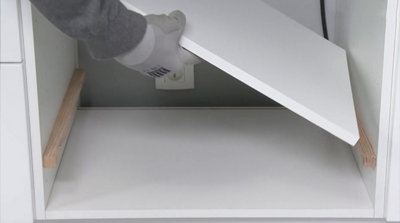 Posez une étagère à l’intérieur du caisson, sur les tasseaux