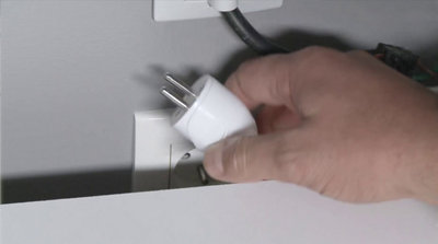 Glissez le four sur l’étagère à l’intérieur de son caisson d’encastrement