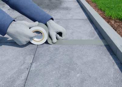Pour éviter que le sable ne s'infiltre dans les espaces prévus pour les joints de dilatation, recouvrez-les d'abord de ruban adhésif
